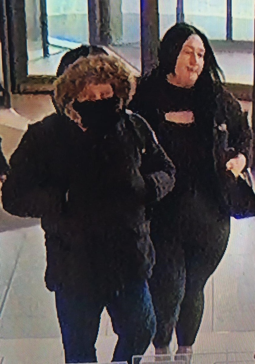 Mężczyzna i kobieta stoją razem.