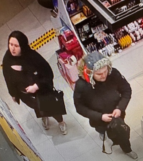 Mężczyzna i kobieta stoją w alejce sklepowej.