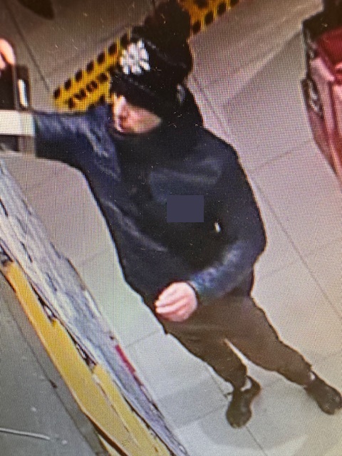 Mężczyzna miał na głowie czapkę z białym emblematem.