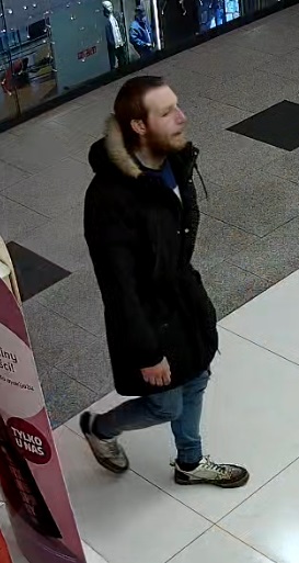 mężczyzna w wieku 30-35 lat, w dniu zdarzenia ubrany był w kurtkę koloru czarnego, spodnie jeansy w odcieniu niebieskim oraz buty sportowe.