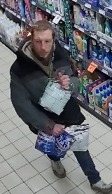 mężczyzna w wieku 30 - 30 lat, wzrost około 175 centymetrów, sylwetka szczupła, włosy ciemne krótkie. Ubrany był w szaro - czarną kurtkę, spodnie typu jeans, białe buty z kolorowymi elementami.