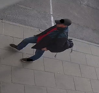 Mężczyna miał na głowie czapkę z daszkiem w czarnym kolorze.