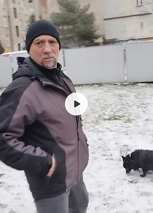 Mężczyzna w chwili zdarzenia ubrany był w czarną czapkę, czarno fioletową kurtkę, ciemne spodnie, normalnej budowy ciała, siwe włosy, ciemne oczy, zarost typu pełna kozia bródka. Wiek około 50 lat.