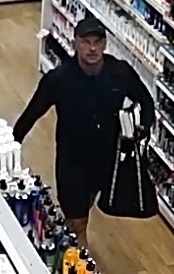 Mężczyzna w czapce z daszkiem.
