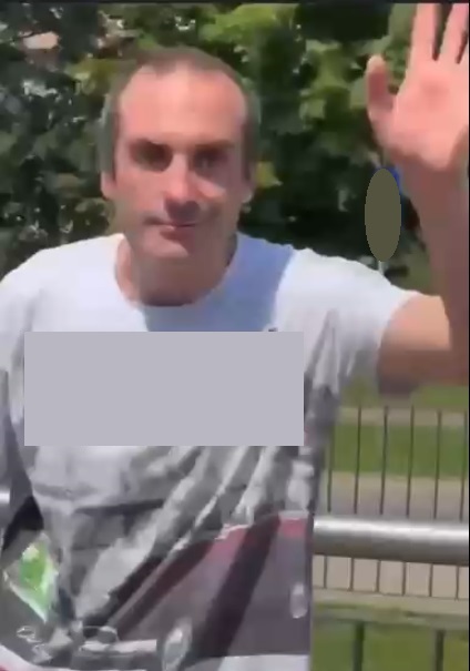 Mężczyzna w jasnej koszulce.