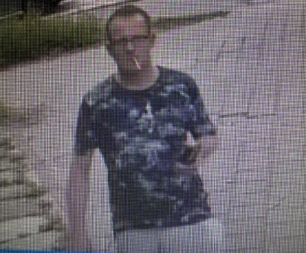 Sprawca miał ciemną koszulkę z jasnymi nadrukami.