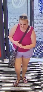 kobieta w wieku około 40 - 45 lat, sylwetka o pełniejszych kształtach, włosy blond spięte z tyłu klamrą, na głowie okulary przeciwsłoneczne. W dniu zdarzenia ubrana była w różową koszulkę na ramiączka, fioletowe krótkie spodenki, czarne sandałki, a przez ramię miała przewieszoną dużą czarno - białą torbę.