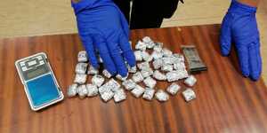 Zawiniątka z folii aluminiowej na stole