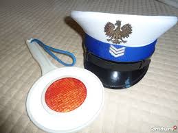 czapka policyjna oraz tzw. lizak czyli tarcza do zatrzymywania