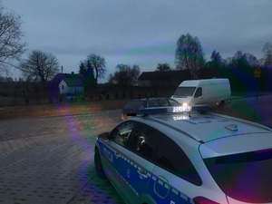 radiowóz policyjny podczas kontroli passata