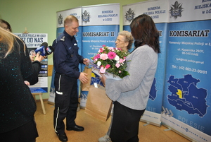 Komendant Miejski daje kota prewencjusza seniorce.