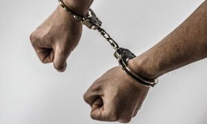 Na zdjęciu widzimy założone kajdanki na dłoniach