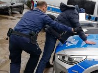 policjant podczas czynności z zatrzymanym