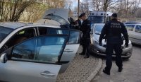 Policjanci przeszukują pojazd sprawcy