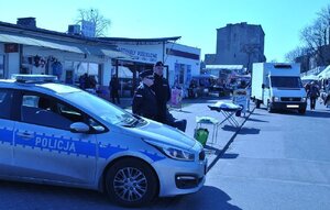 Funkcjonariusze obserwujący ruch na rynku