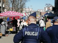 Policjant ze strażnikiem miejskim podczas patrolu na rynku