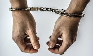 ręce w kajdankach