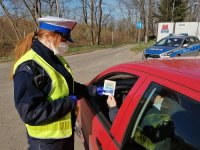 policjanci rozdają maseczki na ulicach Łodzi