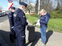 policjanci rozdają maseczki na ulicach Łodzi