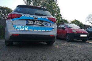 Radiowóz policyjny oraz pojazd sprawcy