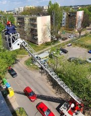 Funkcjonariusze policji i straży pożarnej na wysięgniku