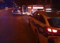 Miejsce zatrzymania, pojazd sprawcy i radiowozy policji