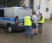 Zatrzymany sprawca w asyście policjantów