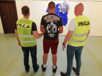 Policjanci prowadza zatrzymanego sprawcę