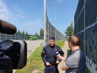 Jeden z policjantów udziela wywiadu dziennikarzowi