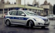 Oznakowany radiowóz policji jedzie ulicą