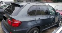 odzyskany przez policjantów samochód marki BMW X5, widok z boku, pojazd jest w kolorze ciemnym