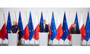 Premier Mateusz Morawiecki minister Mariusz Kamiński i gen. insp. Jarosław Szymczyk – komendant główny Policji podczas konferencji prasowej