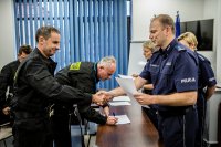 I Zastępca Komendanta Miejskiego Policji w Łodzi wręcza uczestnikom zaświadczenia o ukończeniu szkolenia