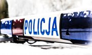 Belka z napisem POLICJA na dachu radiowozu