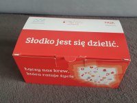 Pudełko z czekoladkami z napisem &quot;Słodko jest się dzielić&quot;