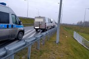 autostrada, radiowóz policyjny stojący za kontrolowanymi pojazdami