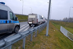 autostrada, radiowóz policyjny stojący za kontrolowanymi pojazdami