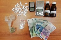 narkotyki, wagi i pieniądze zabezpieczone przez policjantów