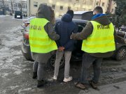 Policjanci prowadzą sprawcę kradzieży.