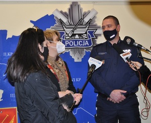 Prezydent Miasta oraz Komendant Miejski Policji w Łodzi podczas konferencji prasowej z udziałem dziennikarzy.