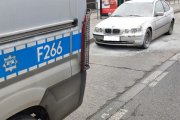 Radiowóz i bmw w zatoce Miejskiego Przedsiębiorstwa Komunikacyjnego.