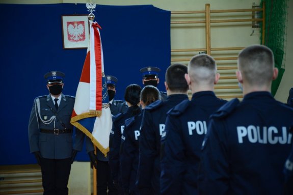 Policjanci podczas uroczystości ślubowania i  przyjęcia do służby