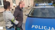 Policjantka prowadzi zatrzymanego sprawcę