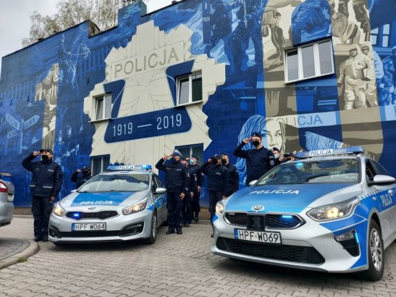 Policjanci oddają hołd zmarłemu policjantowi