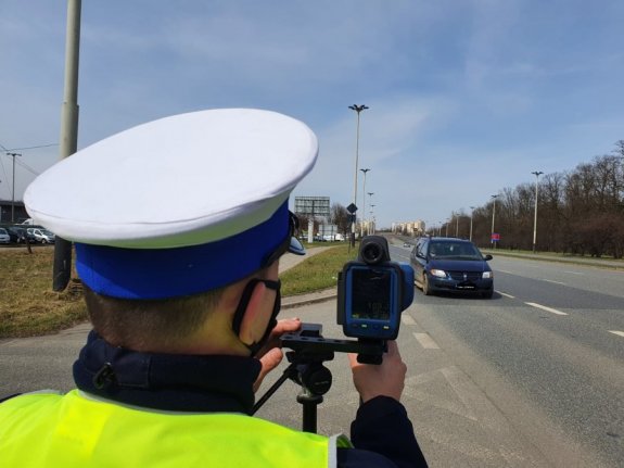 Policjant ruchu drogowego podczas pomiaru prędkości