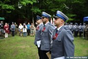 trzej umundurowani na galowo policjanci z odznaczeniami, dwaj w białych czapkach ruchu drogowego