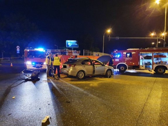 Miejsce wypadku, rozbite pojazdy i samochody służb