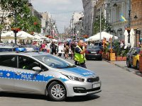 Policjant kierujący ruchem przed pochodem.