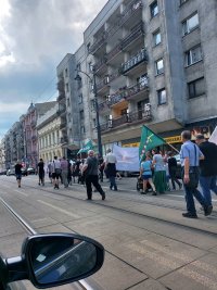 Manifestujący zmierzający pod Łódzką Katedrę. Zdjęcie z radiowozu.