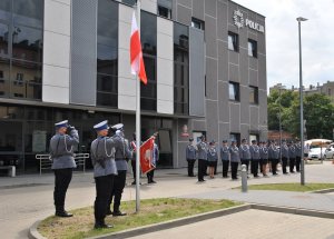 Poczet sztandarowy oraz mianowani policjanci podczas uroczystości.